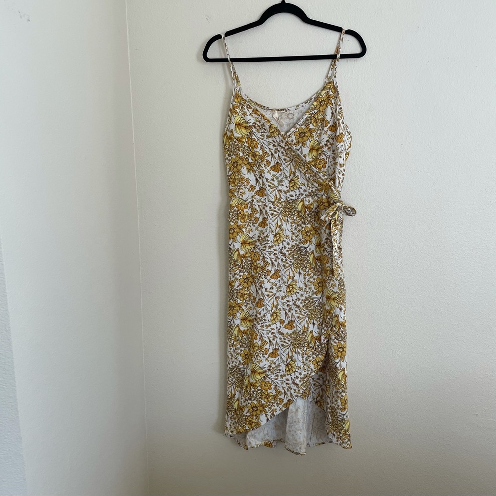 NWT hope ave (hummingbird) golden floral wrap sz.L